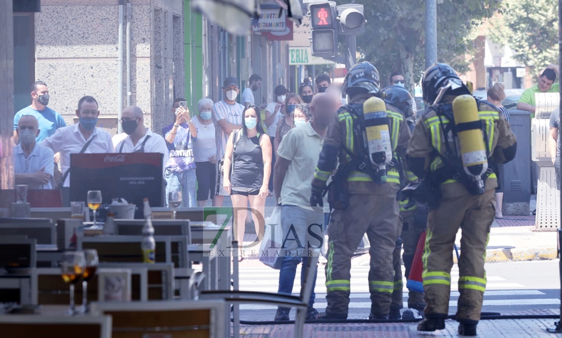 Incendio en el Bar La Esquina de la barriada de San Roque (Badajoz)