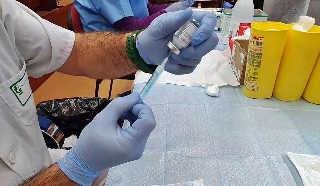 Extremadura sigue poniendo todas las vacunas que llegan, pero los positivos no cesan