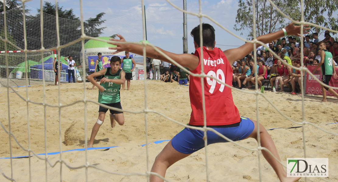 El balonmano playa vuelve a Alburquerque en un momento crítico para el municipio