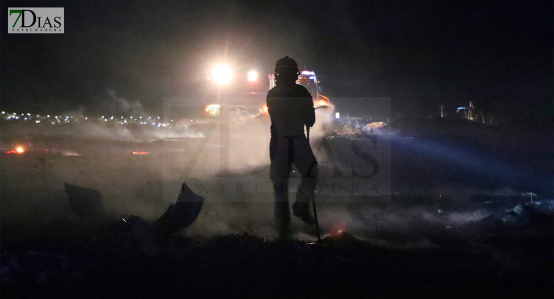 Un incendio cercano a sus casas alerta a los vecinos de la barriada de Llera (BA)