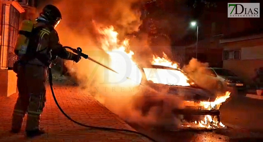 Los Bomberos de Badajoz no cesan en la lucha contra incendios de vehículos