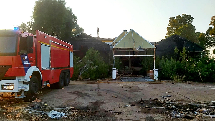 Bomberos del CPEI trabajan durante horas en un incendio forestal de madrugada