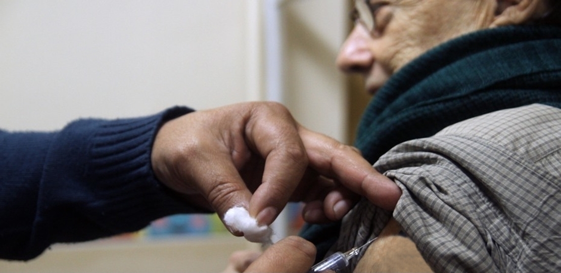 ¿Sirve la vacuna de la gripe para reducir los efectos graves del COVID-19?