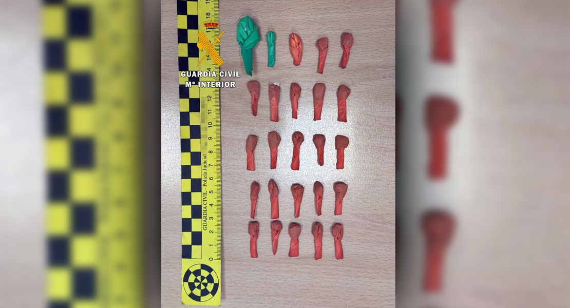 La Guardia Civil interviene droga a una conductora mientras circulaba por Monesterio