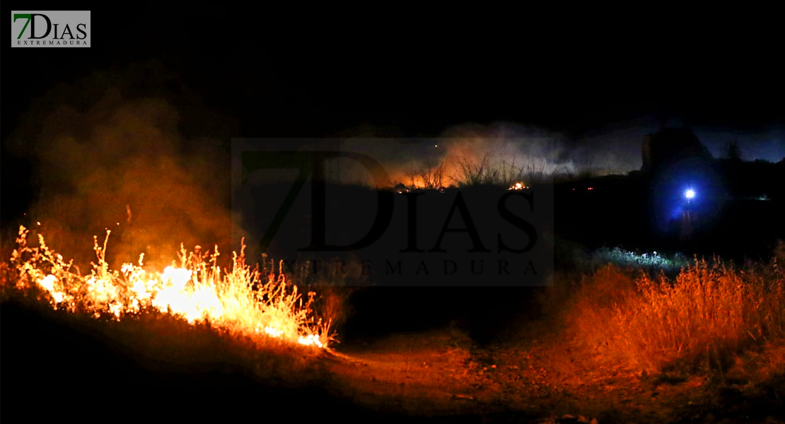 Un incendio cercano a sus casas alerta a los vecinos de la barriada de Llera (BA)