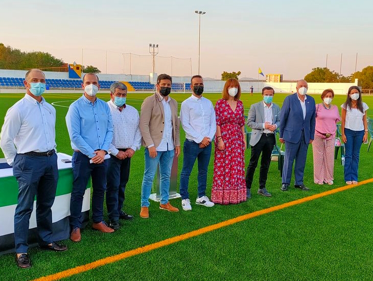 Solana de los Barros dispone de un nuevo campo de fútbol de césped artificial