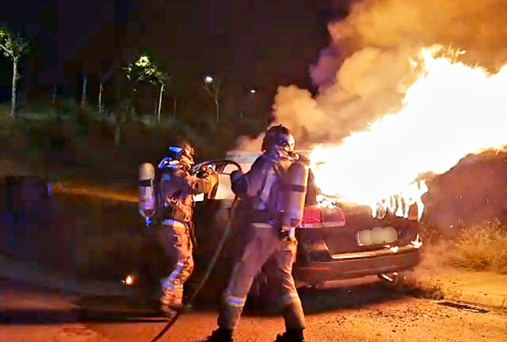 Calcinación de un vehículo esta madrugada en Badajoz