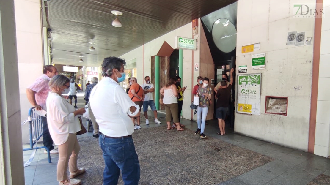 Colas en las oficinas del SEXPE para renovar la cartilla del Paro