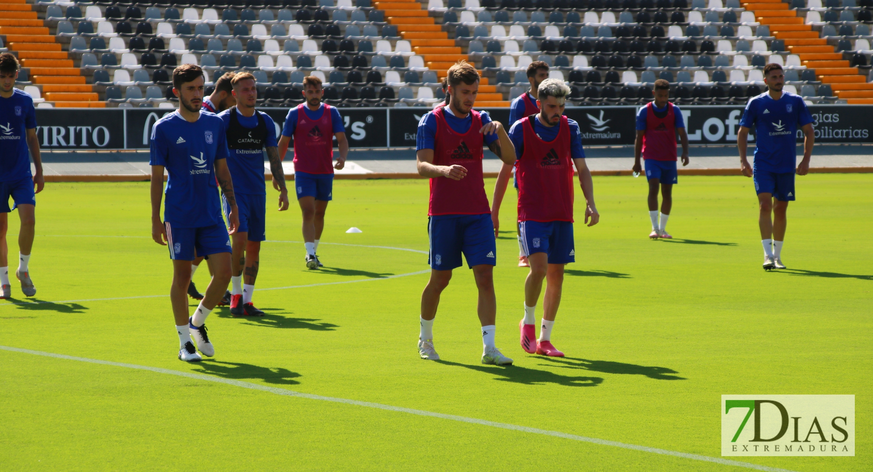 REPOR - Los jugadores del CD. Badajoz ya entrenan bajo las órdenes de Óscar Cano