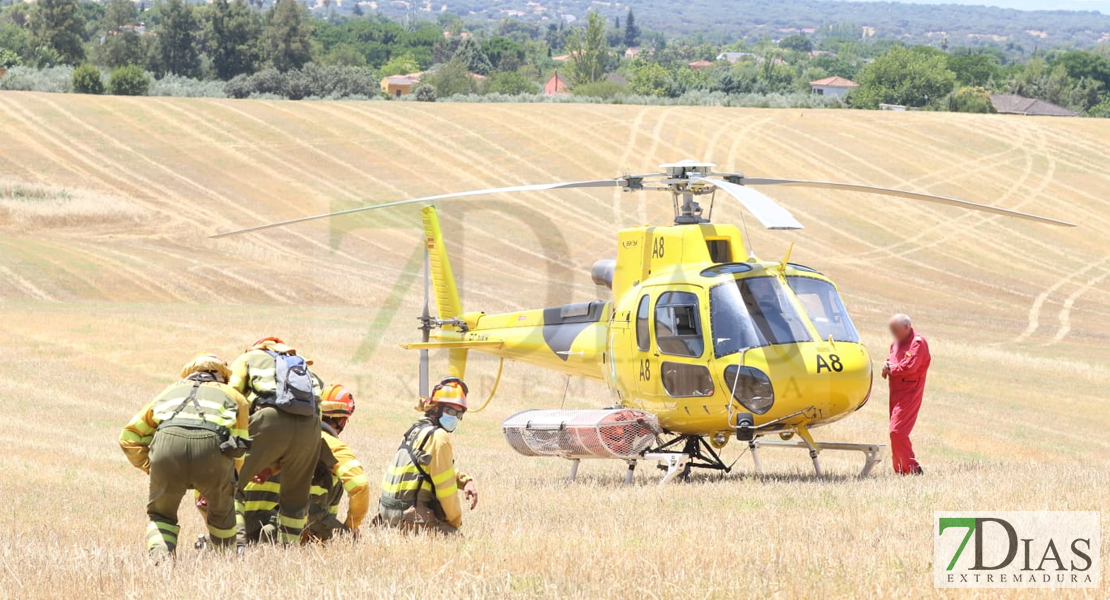 Amplio dispositivo para extinguir un incendio forestal cercano a Badajoz