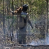 Amplio dispositivo para extinguir un incendio forestal cercano a Badajoz