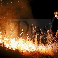 Un incendio cercano a sus casas alerta a los vecinos de la barriada de Llera (BA)
