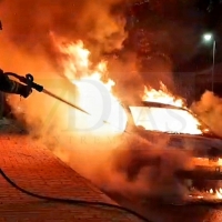 Los Bomberos de Badajoz no cesan en la lucha contra incendios de vehículos