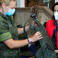 Así es el nuevo chaleco especial para las mujeres del Ejército