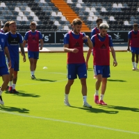 REPOR - Los jugadores del CD. Badajoz ya entrenan bajo las órdenes de Óscar Cano