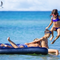 OCU recuerda que las colchonetas hinchables en el mar son un peligro para los niños