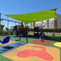 El PSOE pide más toldos en los parques infantiles