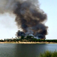 Incendio forestal cercano a viviendas en el embalse de Proserpina (Mérida)