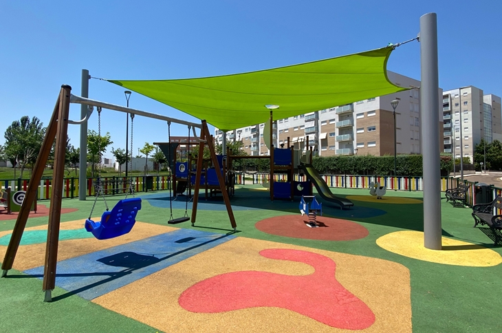 El PSOE pide más toldos en los parques infantiles