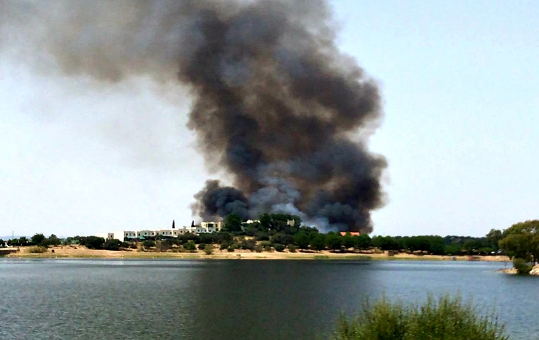 Incendio forestal cercano a viviendas en el embalse de Proserpina (Mérida)