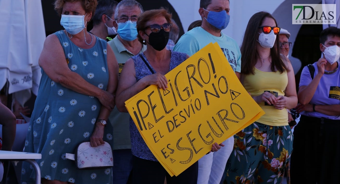 Vecinos de Novelda del Guadiana se manifiestan por la situación de la localidad