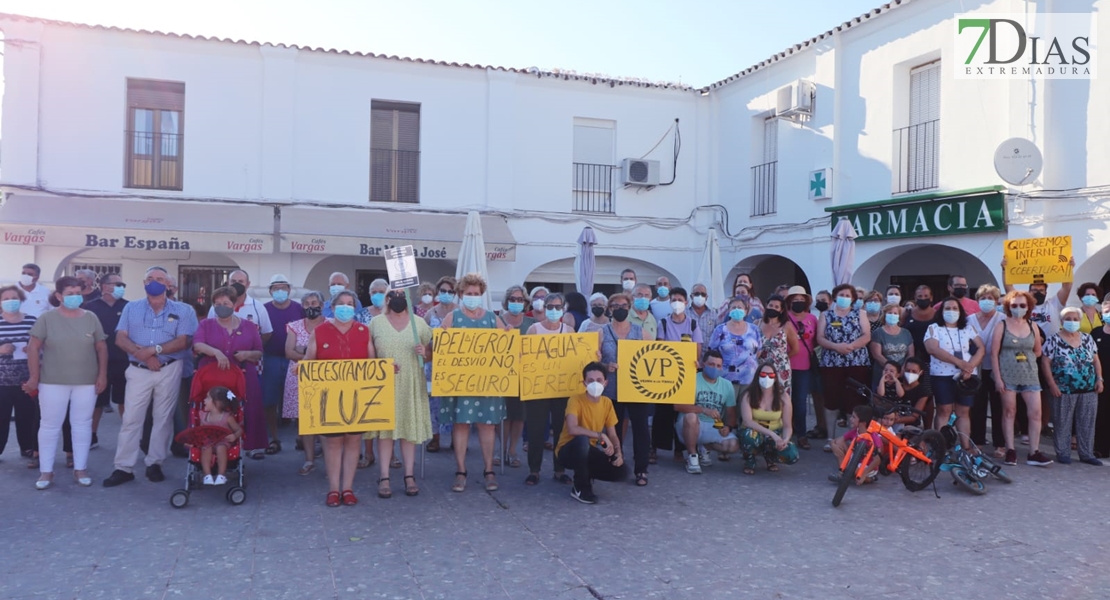 Vecinos de Novelda del Guadiana se manifiestan por la situación de la localidad