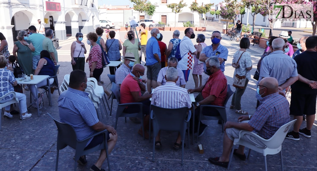 Vecinos de Novelda del Guadiana se manifiestan por la situación de la localidad