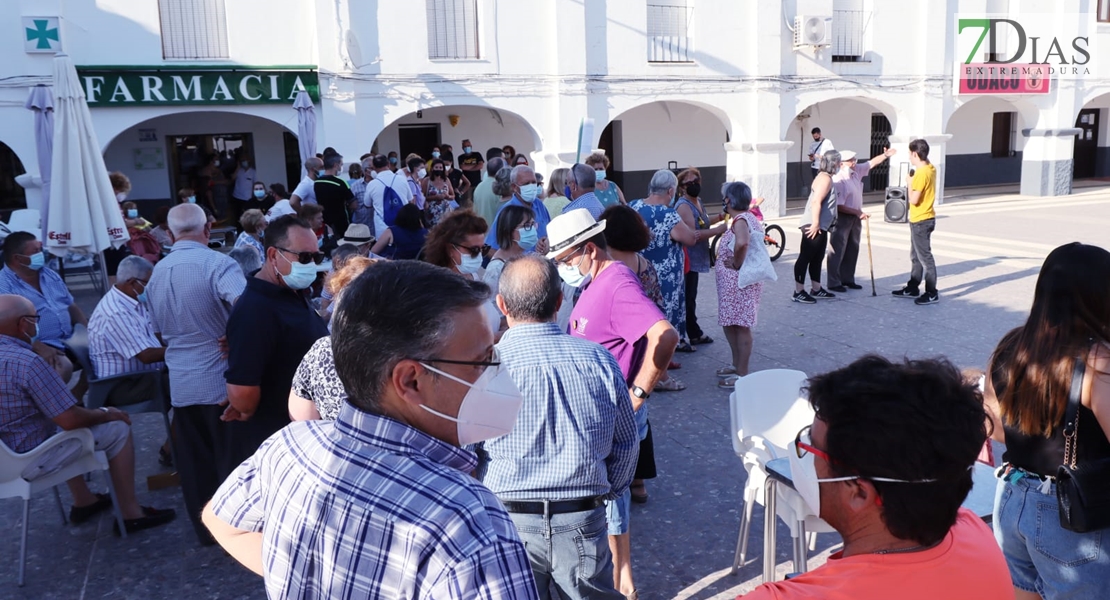 Vecinos de Novelda del Guadiana se manifiestan por la situación de la localidad