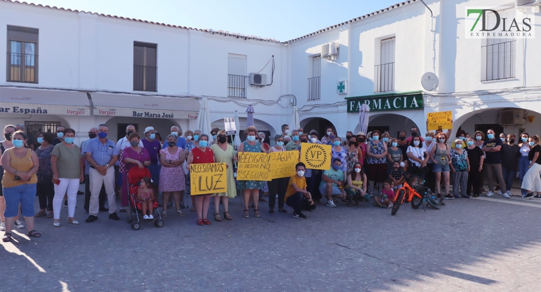 Vecinos de Novelda del Guadiana se manifiestan por la situación de la localidad