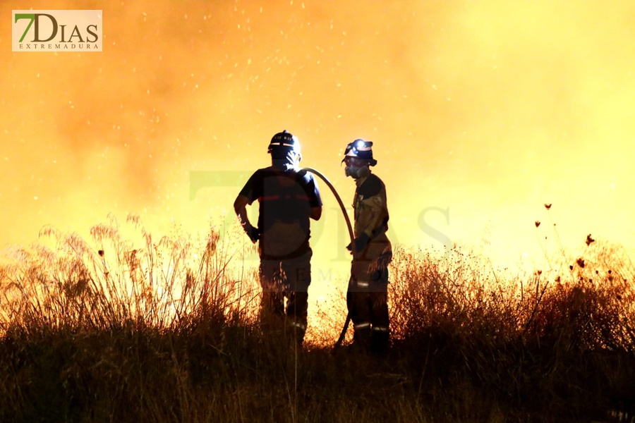 Imágenes del incendio en Las Vaguadas (Badajoz)
