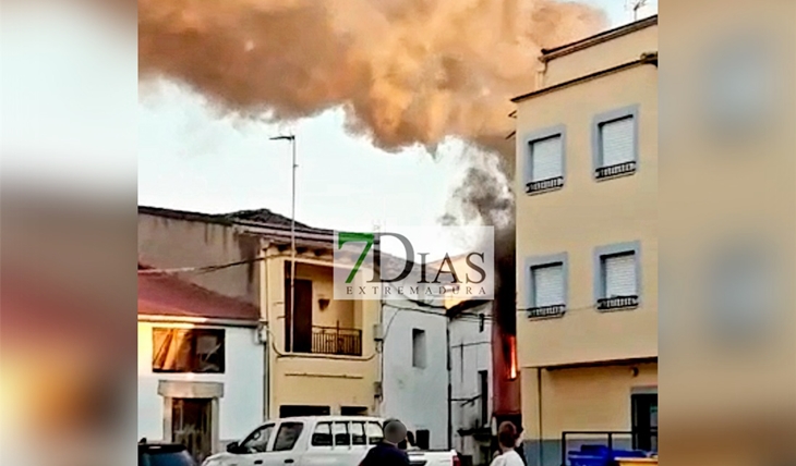 Espectacular incendio de vivienda en Ahigal (Cáceres)