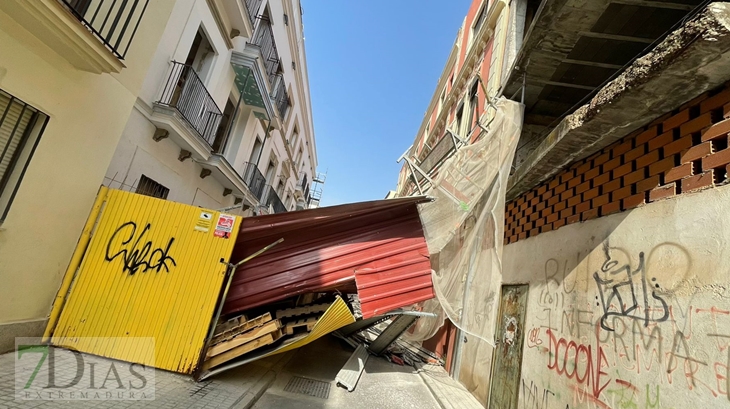 REPOR - La calle Martín Cansado queda cortada tras el derrumbe de un andamio en Badajoz