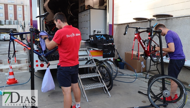 Los equipos de la Vuelta España que pernoctan en Badajoz preparan sus equipos para el Pico Villuercas
