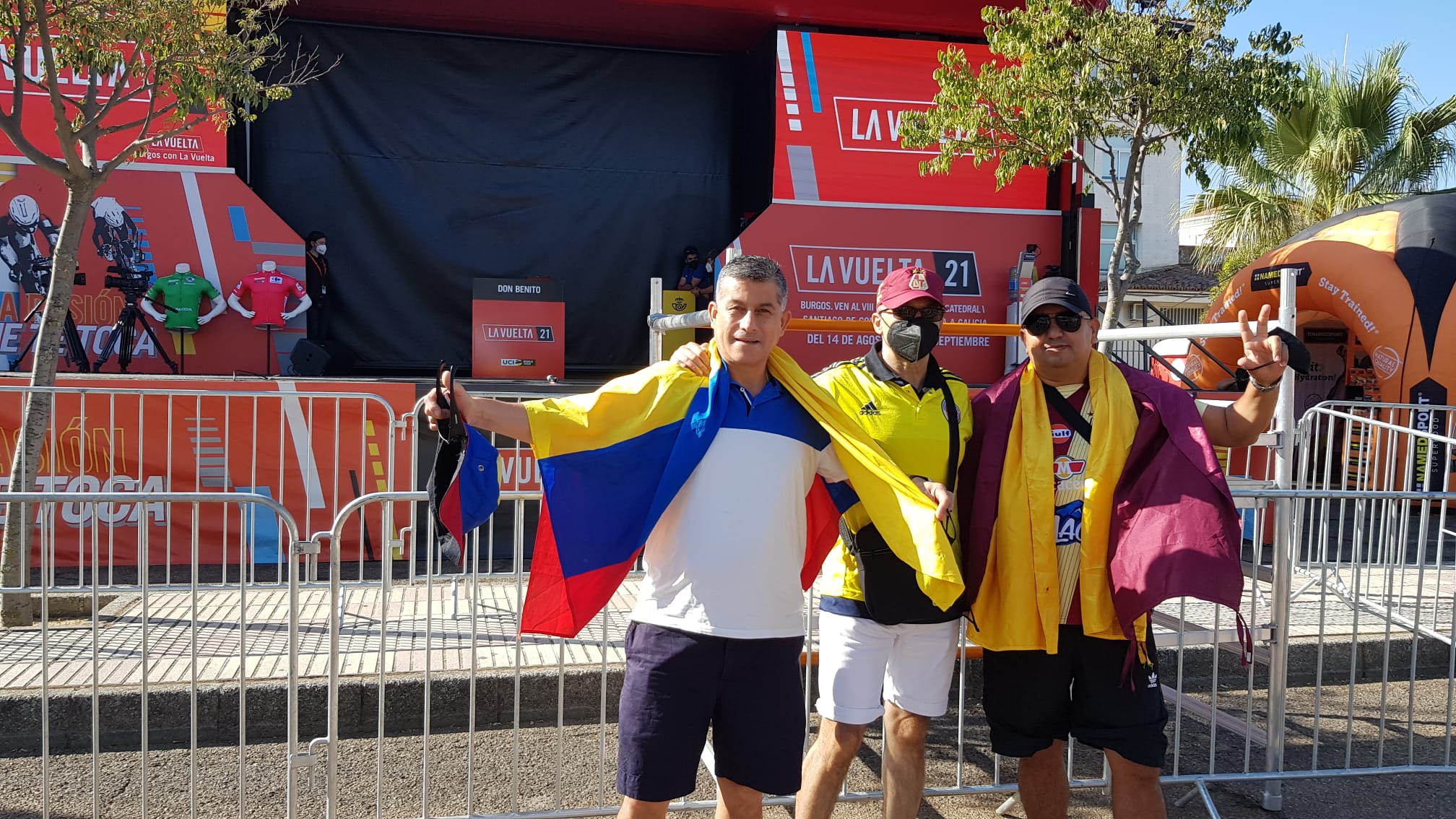 Segundo día de La Vuelta por Extremadura: gran ambiente en la salida desde Don Benito