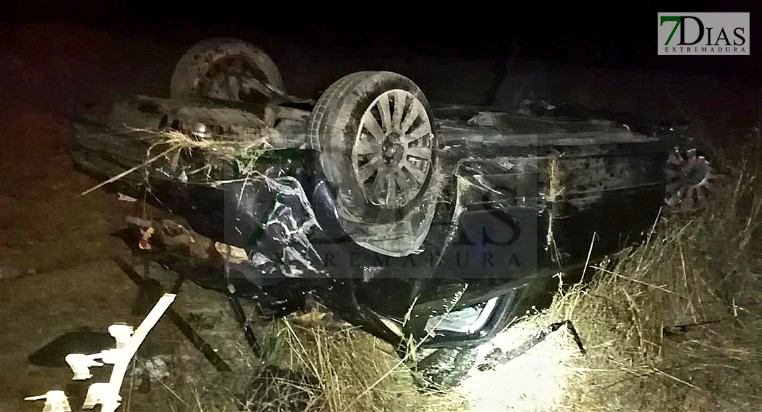 Un impactante accidente en una carretera extremeña deja dos heridos