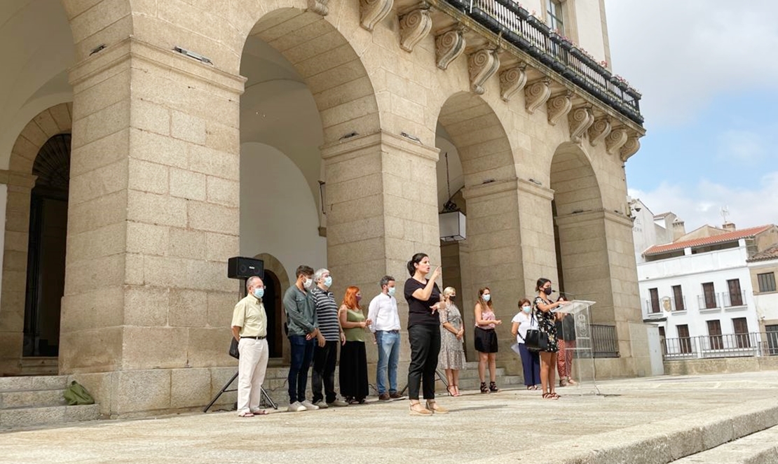 Minuto de silencio y campaña de sensibilización contra la violencia machista en Cáceres