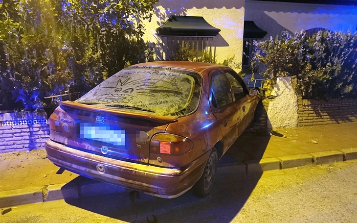 Investigada tras empotrarse contra una vivienda mientras conducía bebida y sin carnet