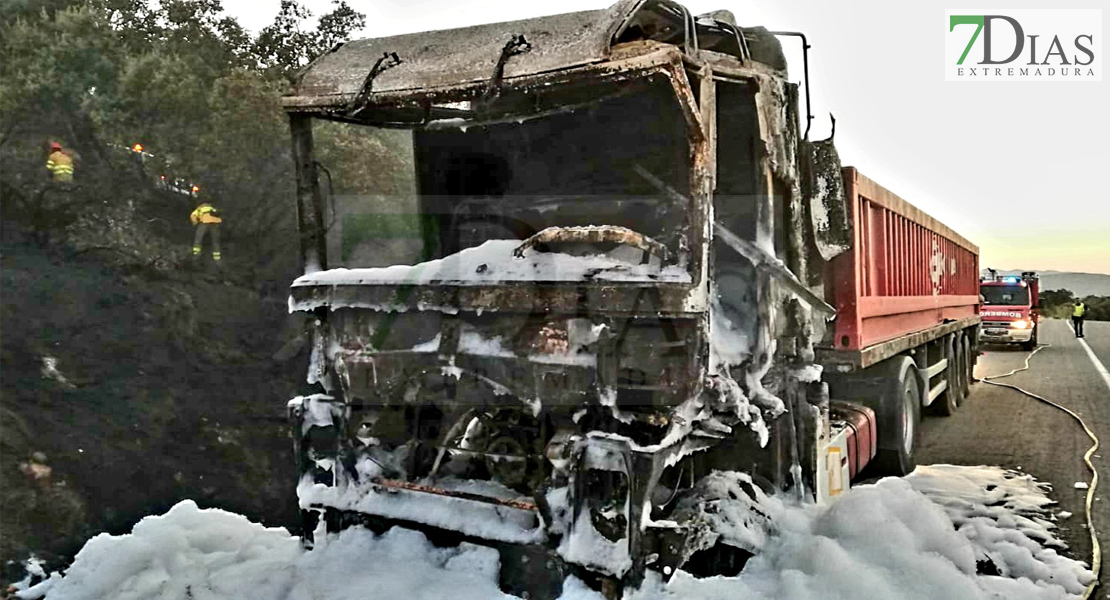 Bomberos del CPEI actúan en un incendio de tráiler en la N-435 (BA)