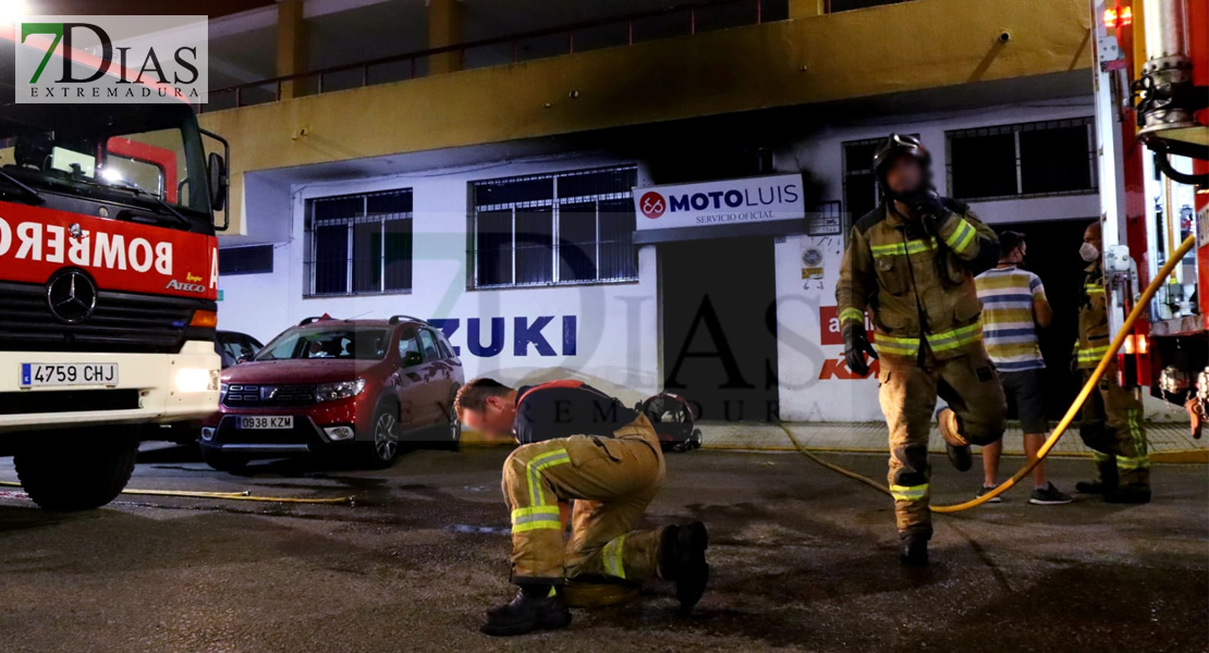 Los Bomberos actúan en un incendio en un establecimiento comercial de Badajoz