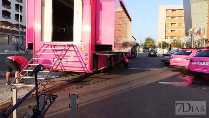 Los equipos de la Vuelta España que pernoctan en Badajoz preparan sus equipos para el Pico Villuercas