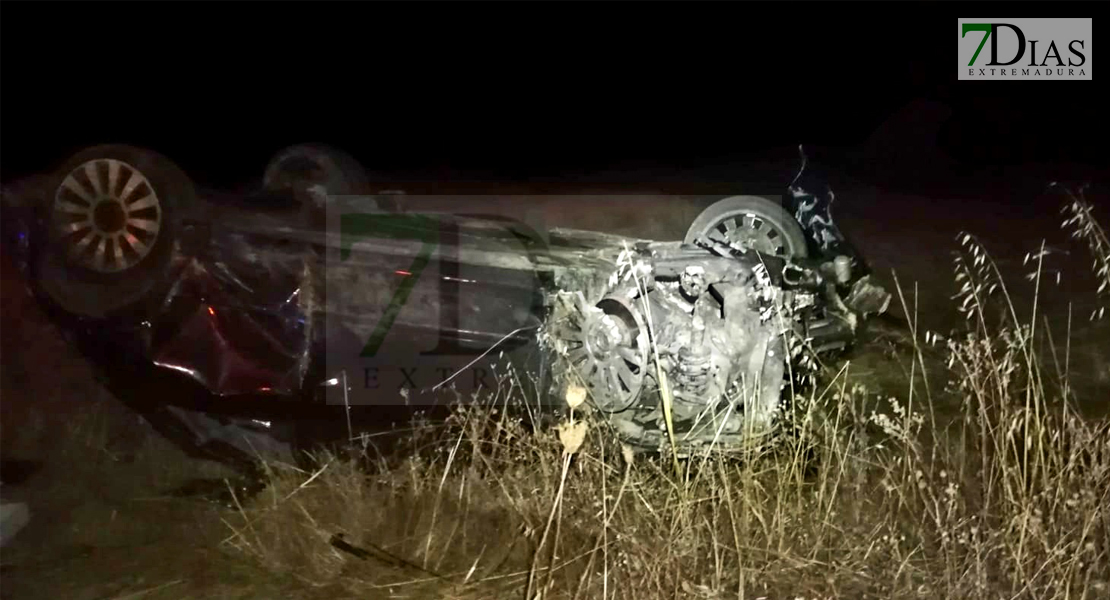 Un impactante accidente en una carretera extremeña deja dos heridos