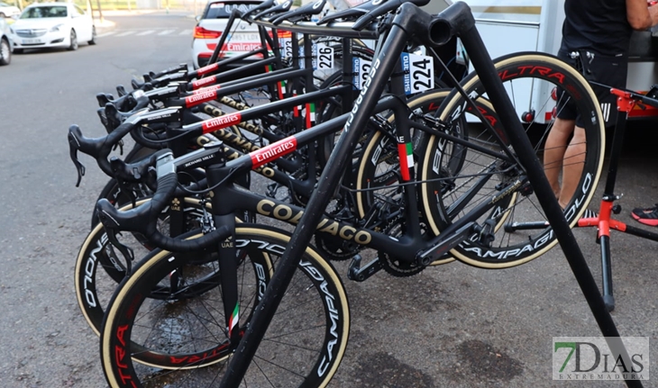 Los equipos de la Vuelta España que pernoctan en Badajoz preparan sus equipos para el Pico Villuercas