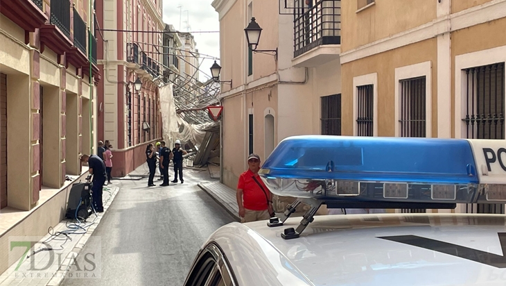 REPOR - La calle Martín Cansado queda cortada tras el derrumbe de un andamio en Badajoz