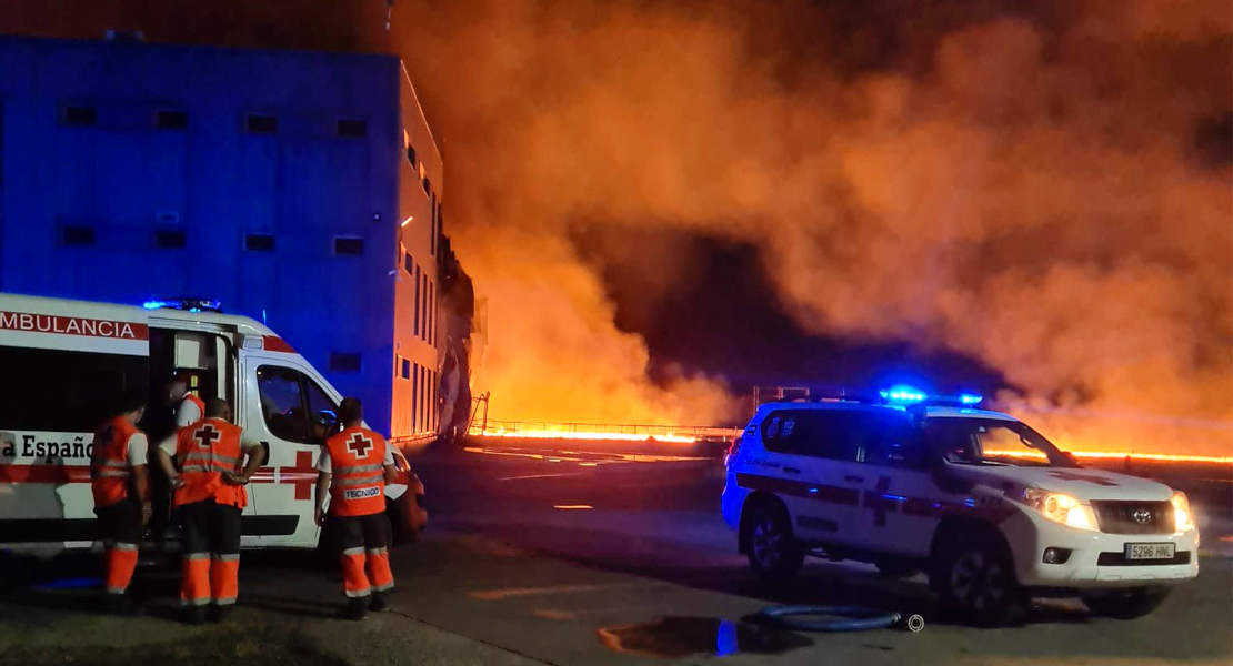 Continúa activo el grave incendio en la nave hortofrutícola entre Calamonte y Arroyo