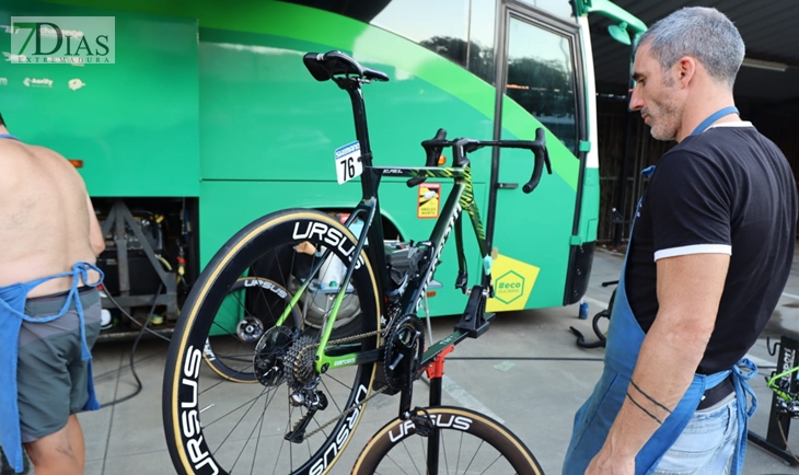 Los equipos de la Vuelta España que pernoctan en Badajoz preparan sus equipos para el Pico Villuercas