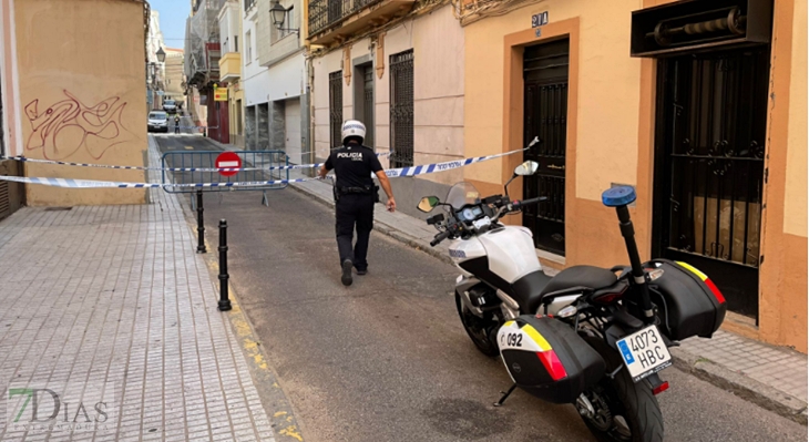 REPOR - La calle Martín Cansado queda cortada tras el derrumbe de un andamio en Badajoz