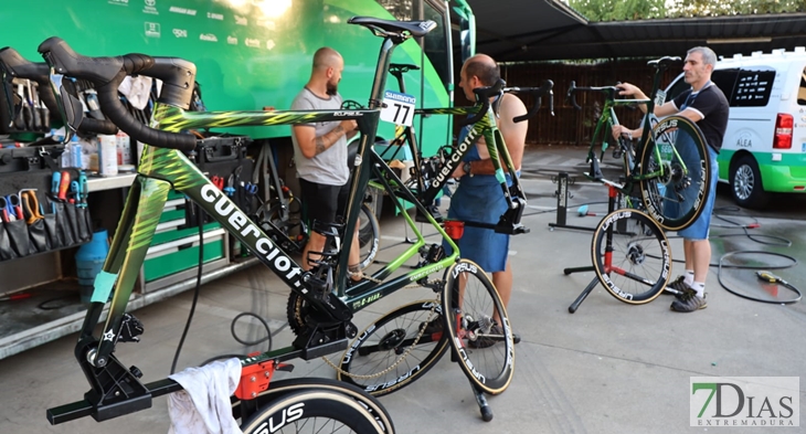 Los equipos de la Vuelta España que pernoctan en Badajoz preparan sus equipos para el Pico Villuercas