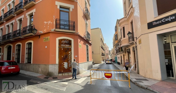 REPOR - La calle Martín Cansado queda cortada tras el derrumbe de un andamio en Badajoz