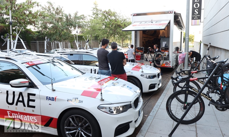Los equipos de la Vuelta España que pernoctan en Badajoz preparan sus equipos para el Pico Villuercas