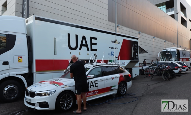 Los equipos de la Vuelta España que pernoctan en Badajoz preparan sus equipos para el Pico Villuercas